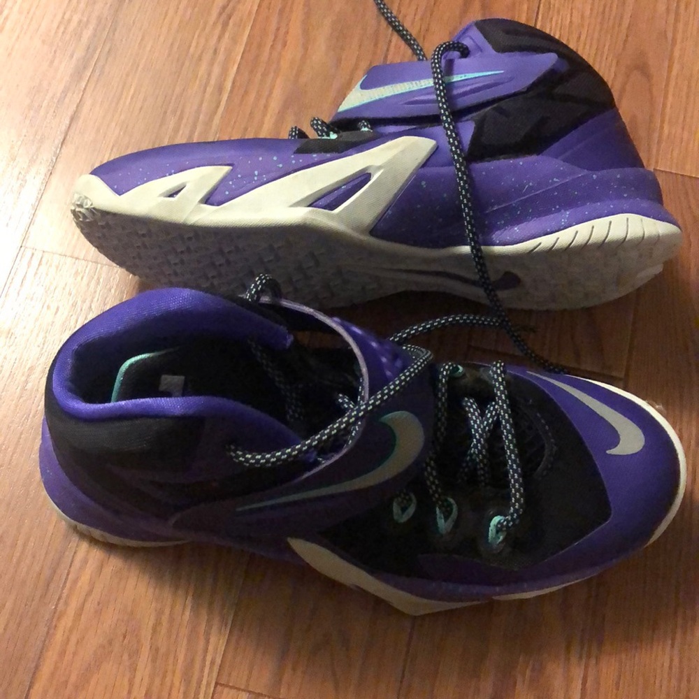 Basketball shoes